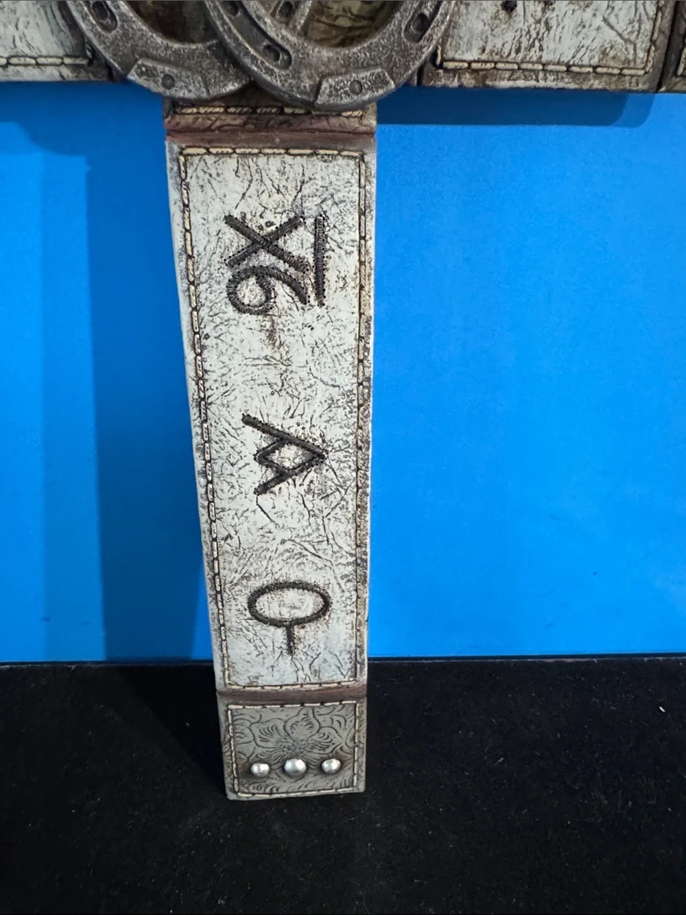 Rustic Western-style wall cross horseshoes design